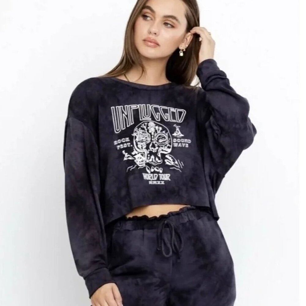 NWT Le Lis Casual Goth Graphic Print Cropped Black Tie-Dye Sweatshirt - Small